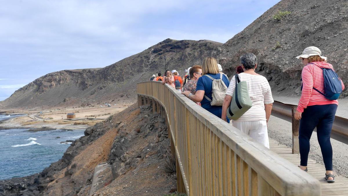 Un grupo de mayores de paseo por la playa de El Confital, en la capital grancanaria. | |