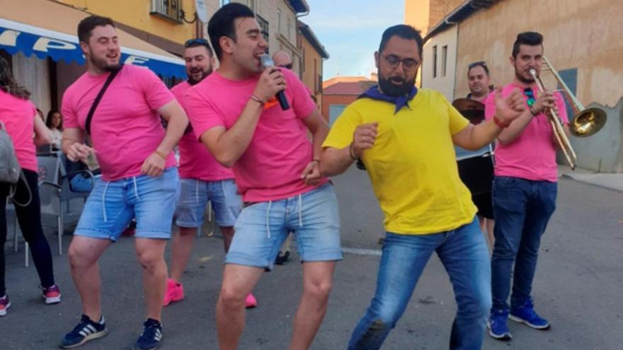 Bailando por las calles de San Cristóbal de Entreviñas.