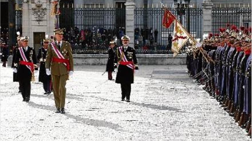 El Monarca passa revista a la Guàrdia Reial, durant la celebració de la Pasqua Militar.