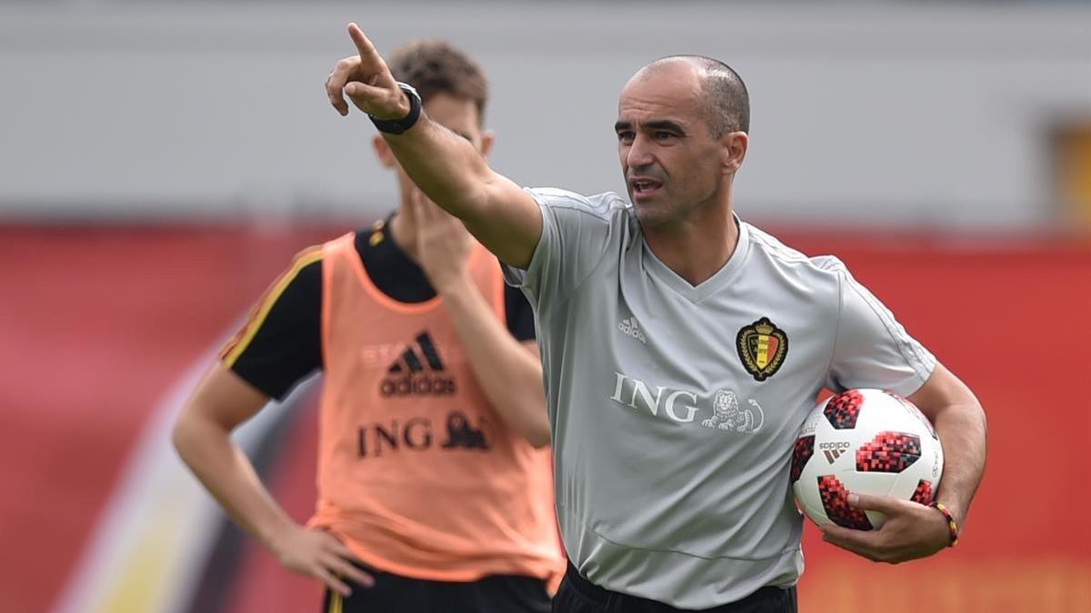 Roberto Martínez da instrucciones durante un entrenamiento de Bélgica.