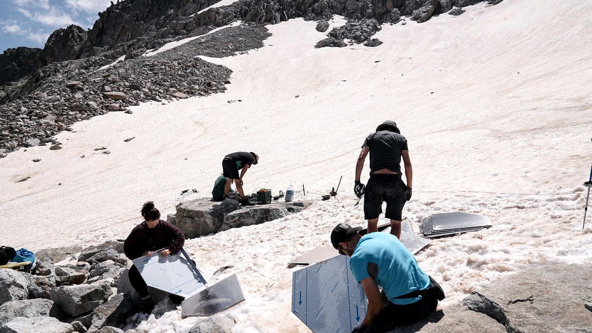 Un equip d’investigadors en un cim del Pirineu estudiant el subsol
