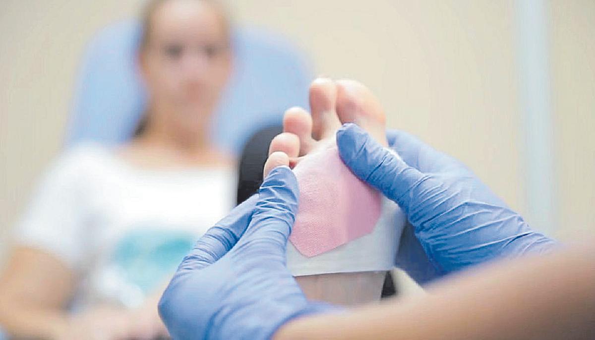 Los especialistas en podología realizan los exámenes y tratamientos adecuados para mantener en todo momento la buena salud de los pies.