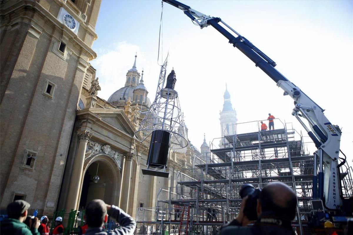 Montaje de la estructura de la Virgen del Pilar