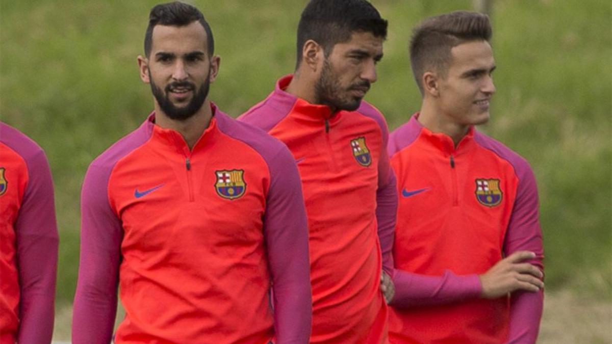 Martín Montoya junto a Luis Suárez y Denis Suárez en el stage de Inglaterra 2016 del Barça