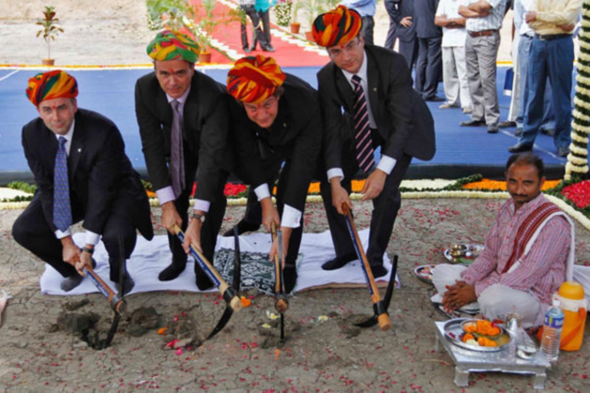 Diversos directius de Peugeot posen durant la cerimònia d’inauguració d’una nova planta a Sanand (Índia).