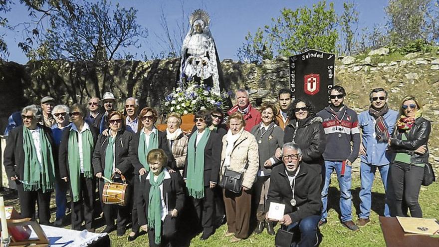 La cofradía de la Soledad celebra la romería del Domingo de Lázaro en la ermita del Calvario