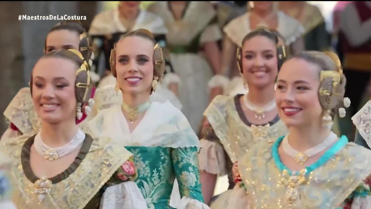 La corte de Carmen Prades, durante el pasacalle que presentó la prueba