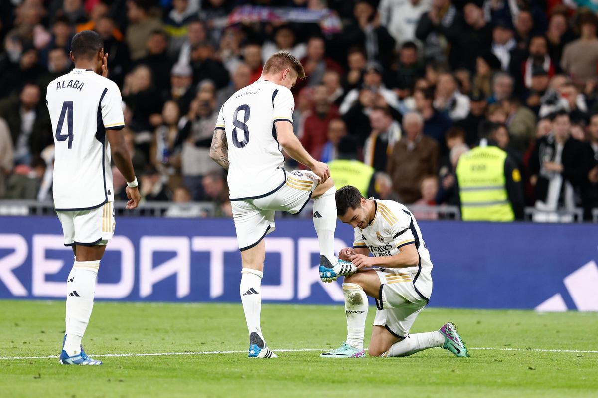 Brahim le limpia las botas a Kroos tras sus asistencia en el primer gol del Madrid