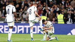 Brahim le limpia las botas a Kroos tras sus asistencia en el primer gol del Madrid