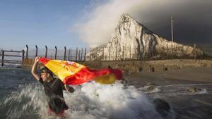 El dirigente de Vox Javier Ortega Smith, con una bandera de España y e Peñón al fondo, en noviembre de 2018.