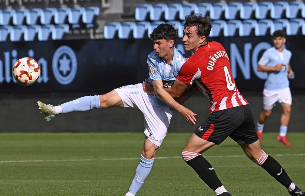Angelito disputa un balón con un contrario. | Pablo Hernández Gamarra