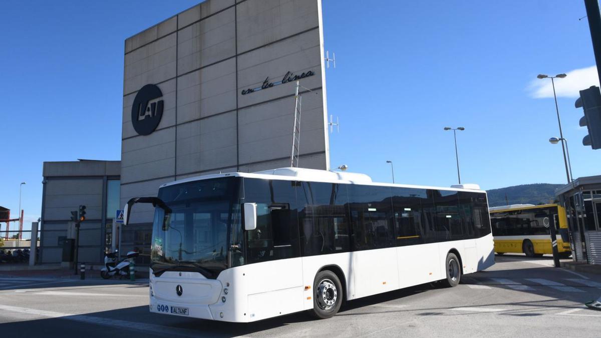 Los nuevos autobuses de Monbus, aún sin rotular, ayer en las instalaciones de LAT. | ISRAEL SÁNCHEZ