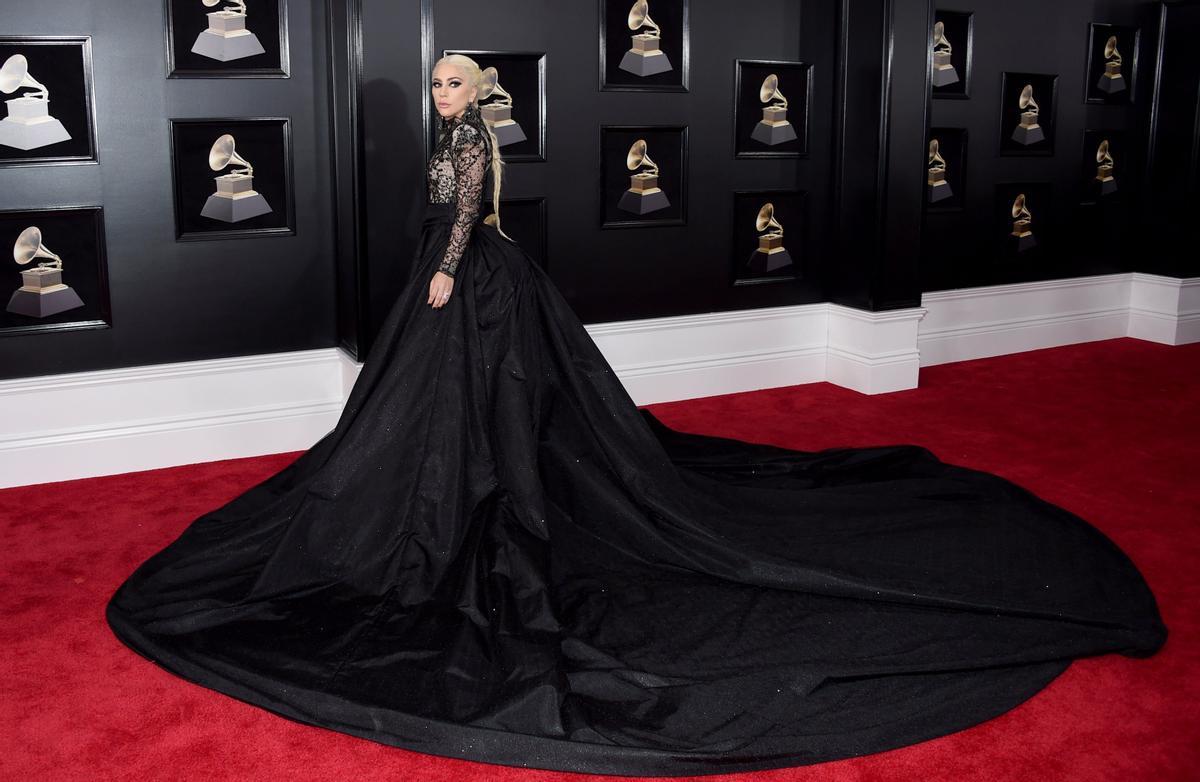 Lady Gaga con una gran cola en los Premios Grammy