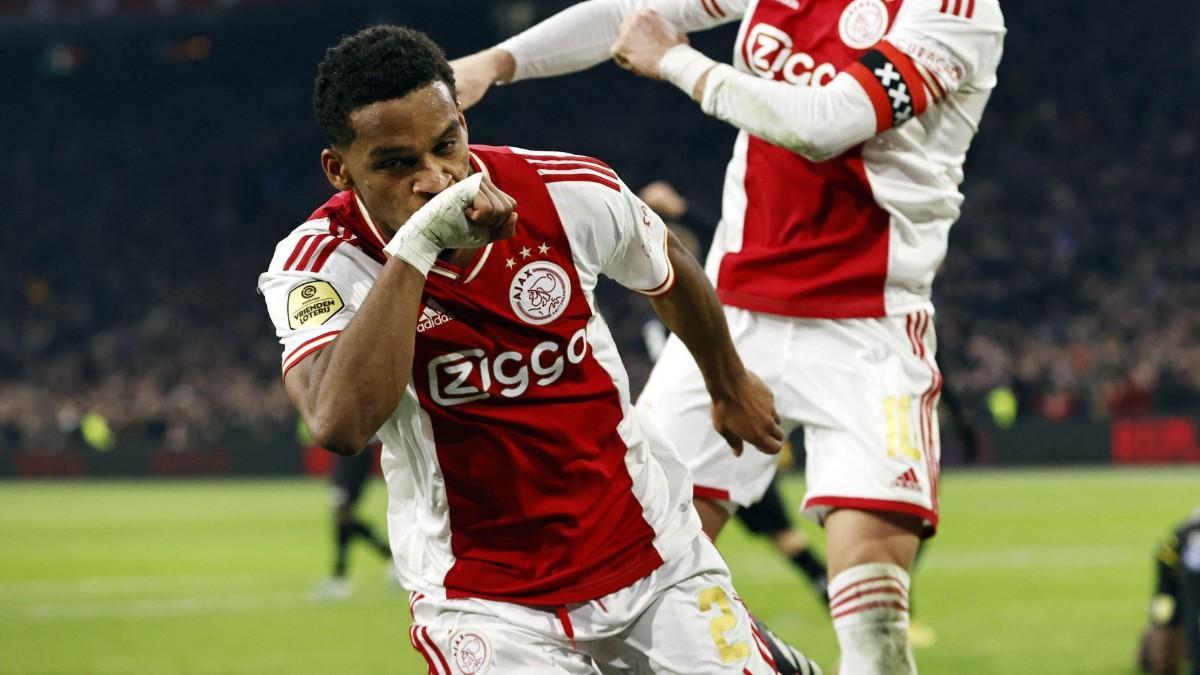 Jurrien Timber, celebrando un gol con el Ajax