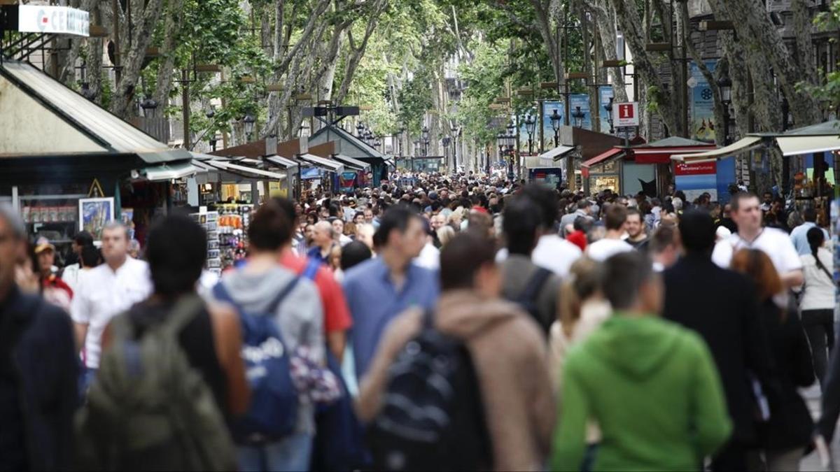 Transeúntes en la Rambla de Barcelona.