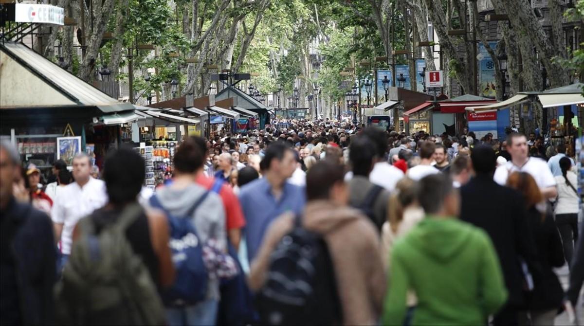 Transeúntes en la Rambla de Barcelona. Transeúntes en la Rambla de Barcelona.