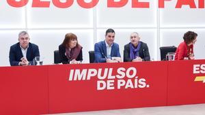 El presidente del Gobierno, Pedro Sánchez, durante la reunión de la ejecutiva del PSOE con el secretario general de UGT, Pepe Álvarez, este lunes.