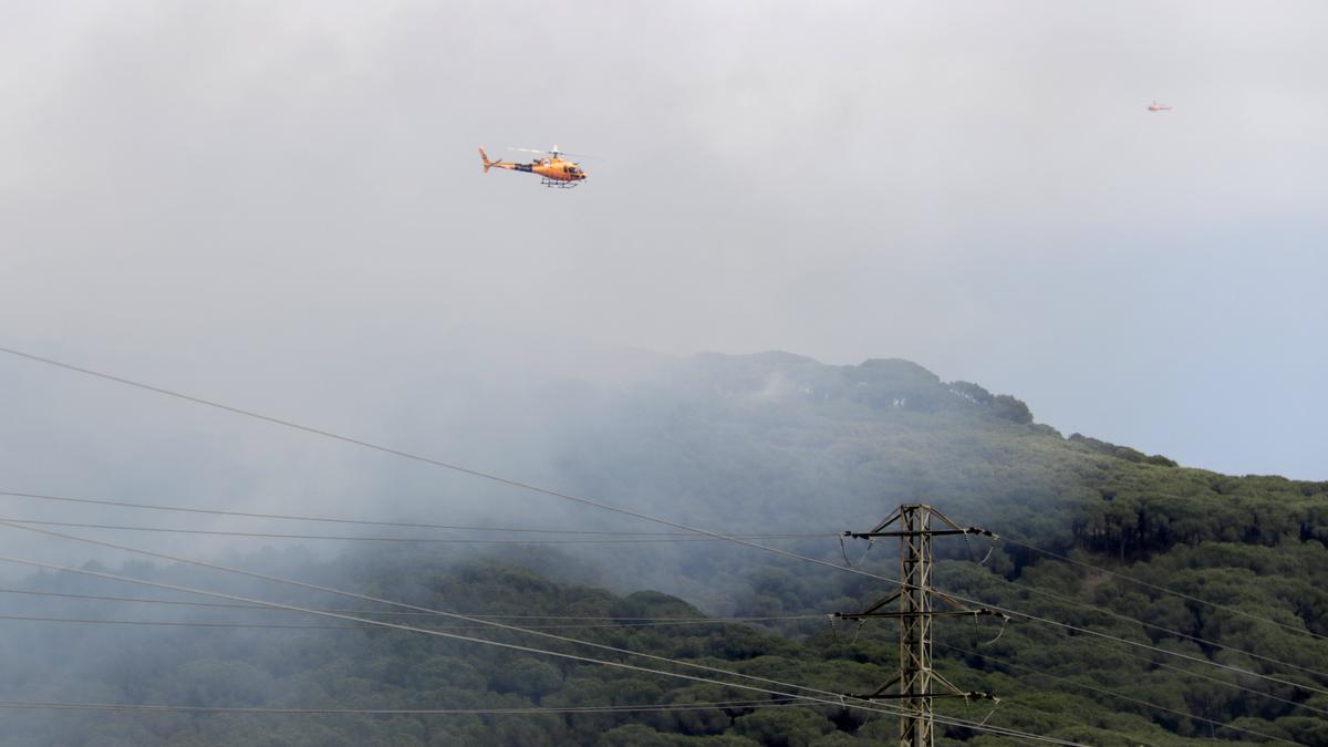 L&#039;helicòpter dels Bombers treballa en l&#039;incendi d&#039;Argentona