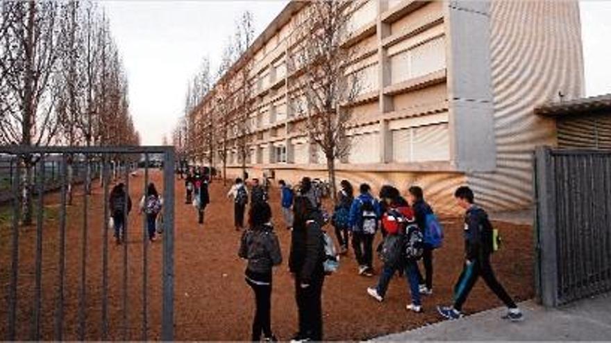 Alumnes entrant a les instal·lacions de l&#039;institut Santa Eugènia de Girona.