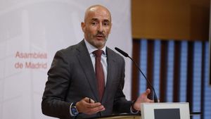 Jesús Celada, nuevo portavoz del PSOE de Madrid en la Asamblea regional, durante la rueda de prensa que ha ofrecido posterior a la reunión de la Junta de Portavoces celebrada este lunes. EFE/ Javier Lizon