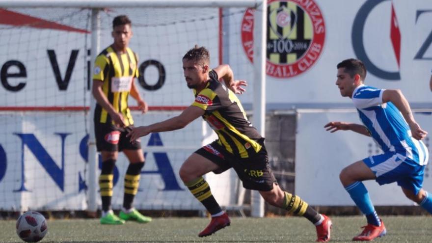 Un futbolista del Rápido, perseguido por otro del Fabril. // J. Lores