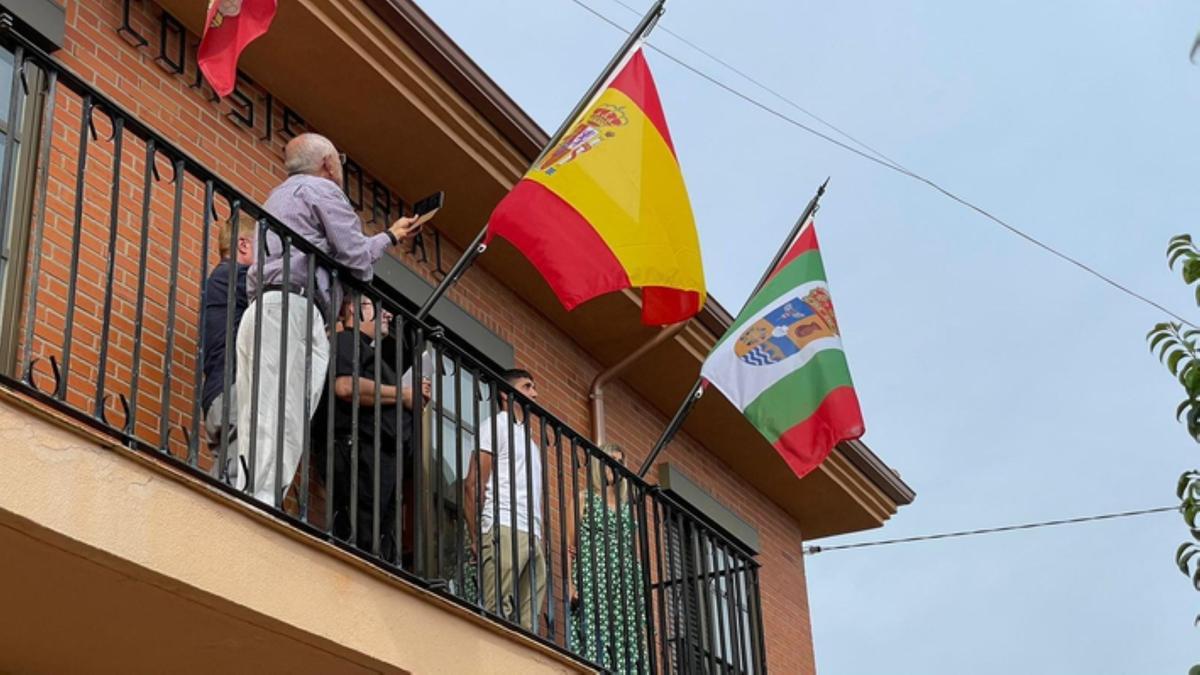 Calzadilla y Olleros izan su nueva bandera.