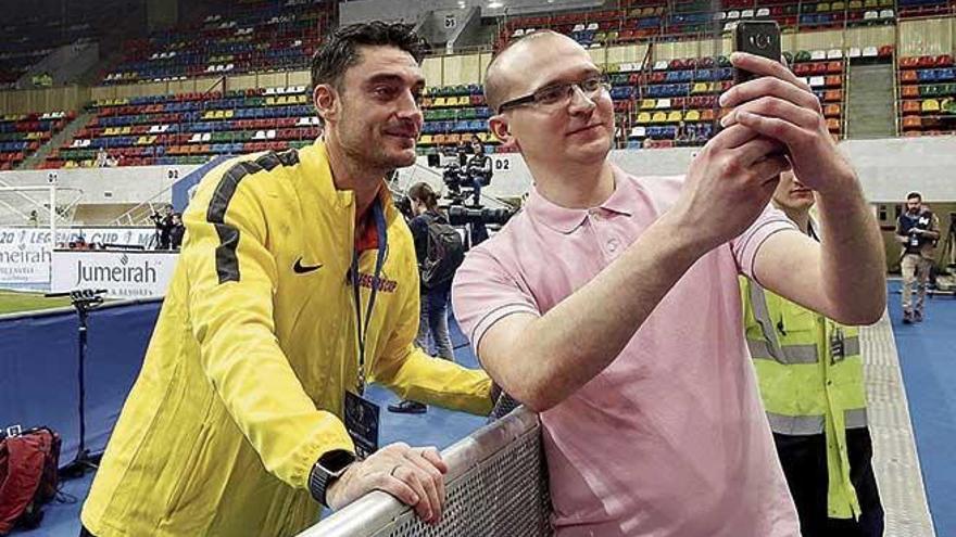 Albert Riera se fotografÃ­a con un aficionado ruso en su academia en Siberia.