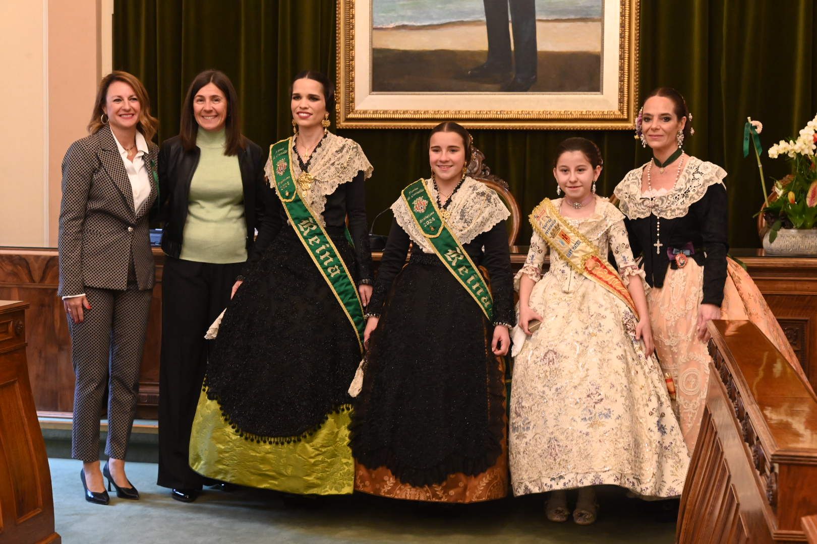 Galería de imágenes: Recepción de las reinas de los pueblos en el Ayuntamiento de Castelló