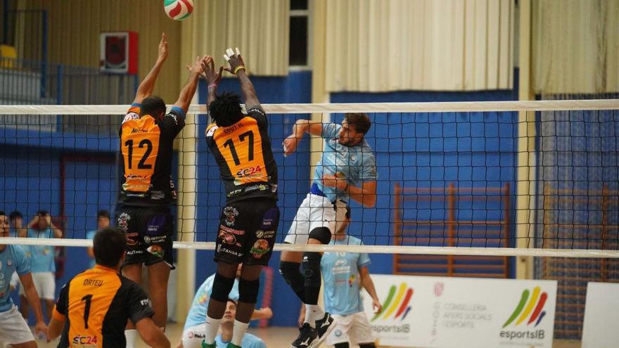 Imagen de archivo de un partido de la UD Ibiza Volley, con Luca Cuminetti en acción. | M.SASTRE