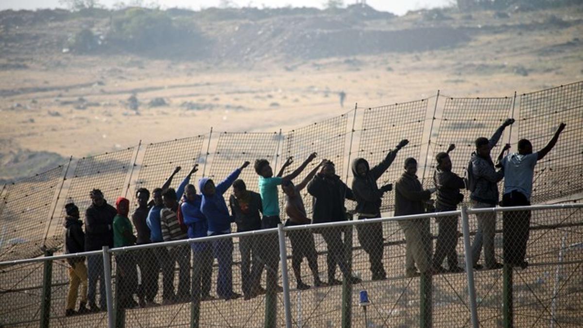 Inmigrantes subsaharianos intentando saltar la valla de Melilla, el pasado mayo.