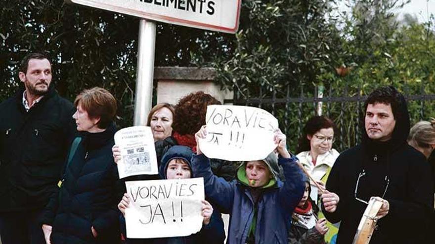 Protesta durante la última Navidad para exigir aceras.