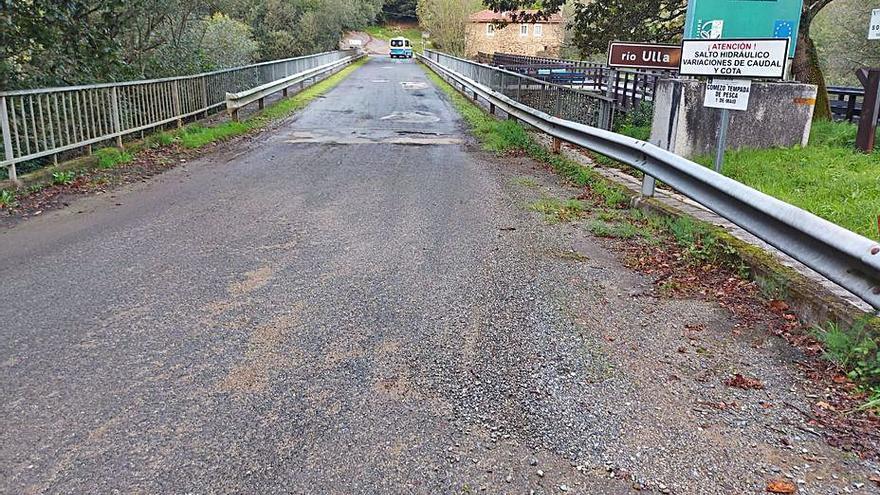 Baches en el puente de Remesquide y gravilla suelta en el acceso.