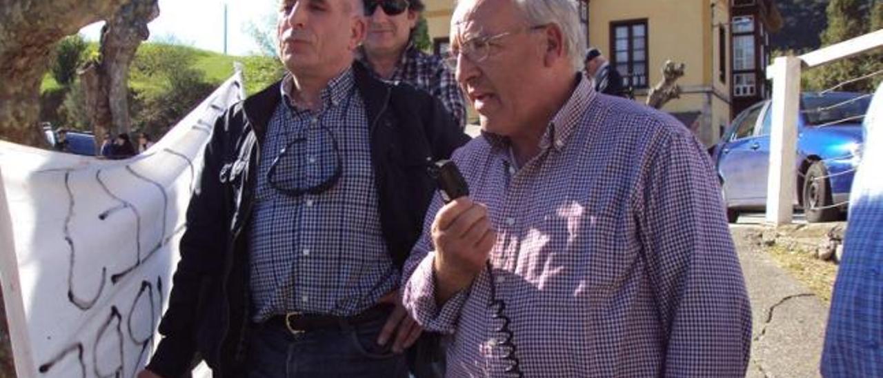 Nicolás Sánchez, a la izquierda, junto a Antón Caldevilla, presidente de El Esmerillón. | j. m. carbajal