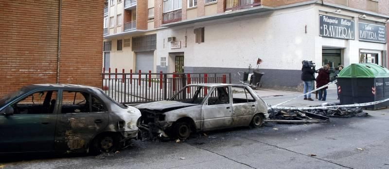 Siete contenedores y cuatro coches quemados en Las Fuentes