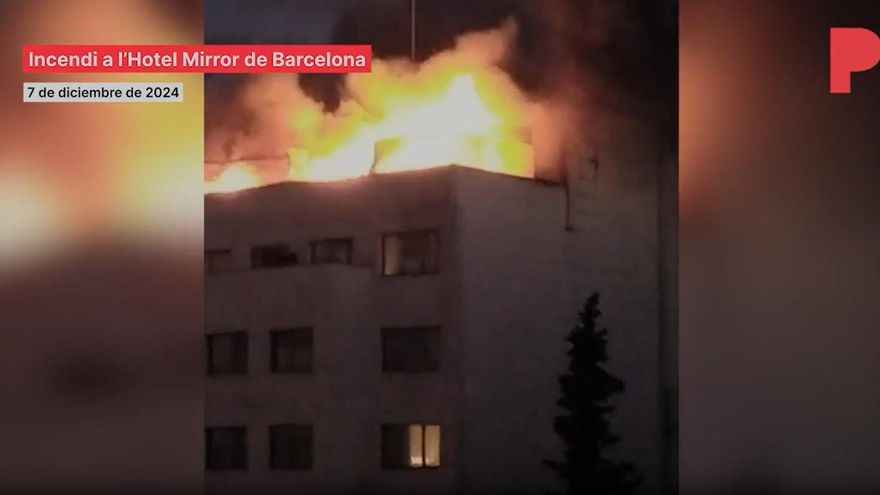 Cuatro heridos leves en un aparatoso incendio en un hotel del centro de Barcelona
