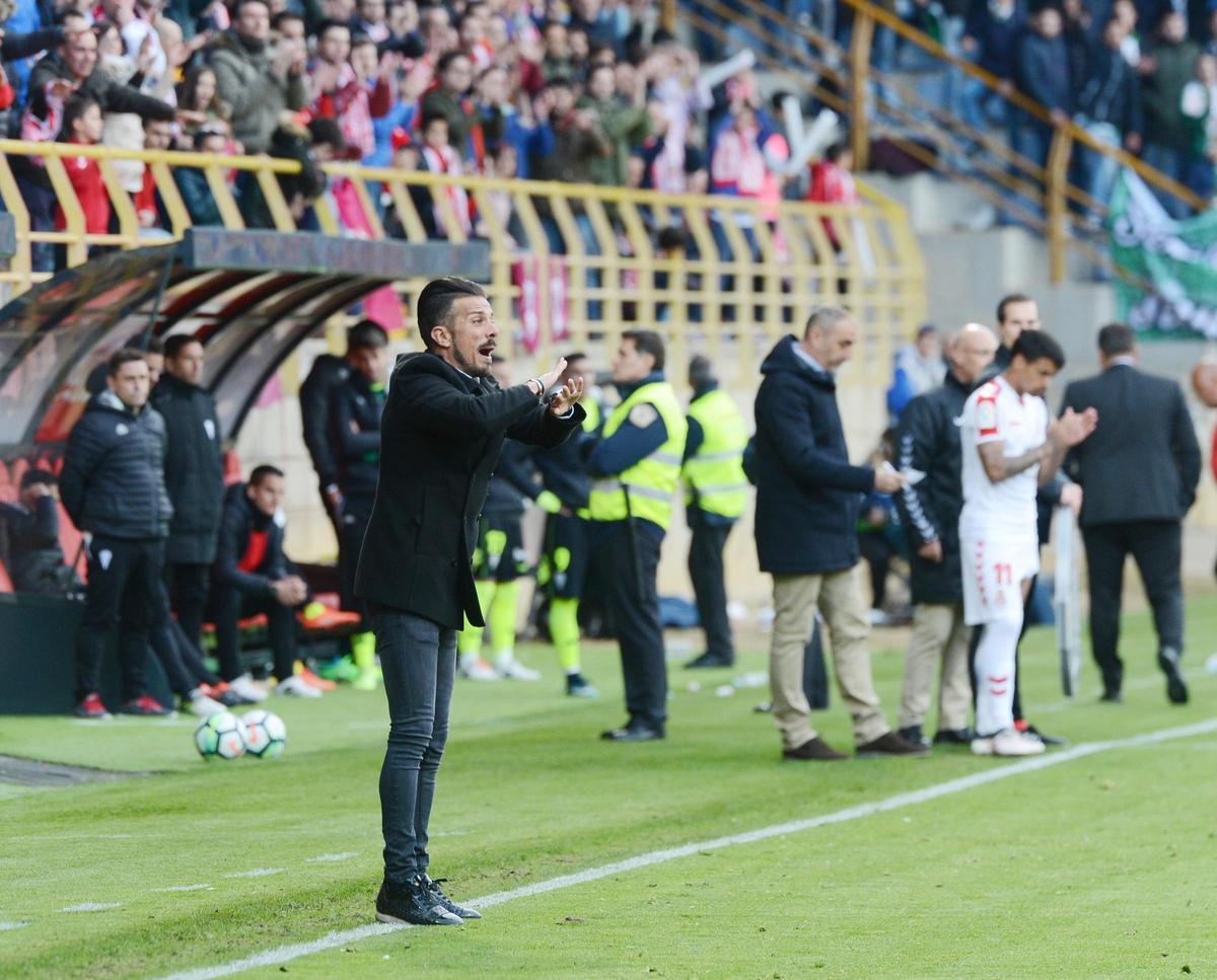 Rubén de la Barrera, en la banda del Reino de León, durante la última visita del Córdoba CF.