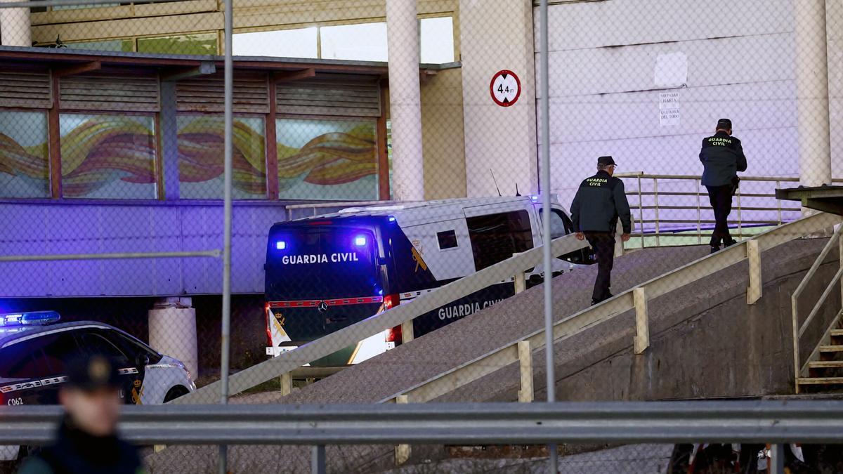Vista del furgón policial que ha trasladado a José Luis Ábalos y Koldo García para ingresar este jueves en la cárcel de Soto del Real