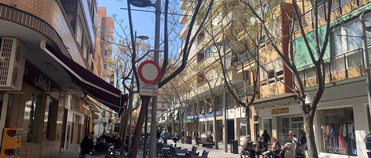 Terrazas de cafetería en la avenida de la Libertad