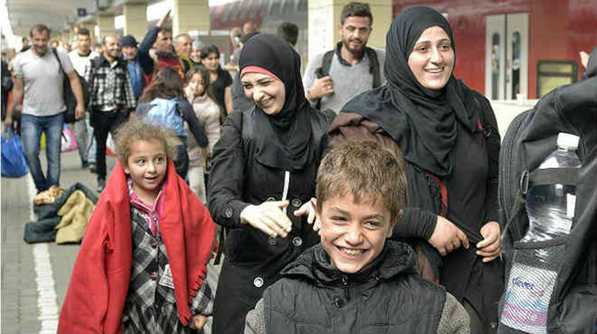 Una família de refugiats arriba a l’estació de tren de Westbahnhof, a Viena.
