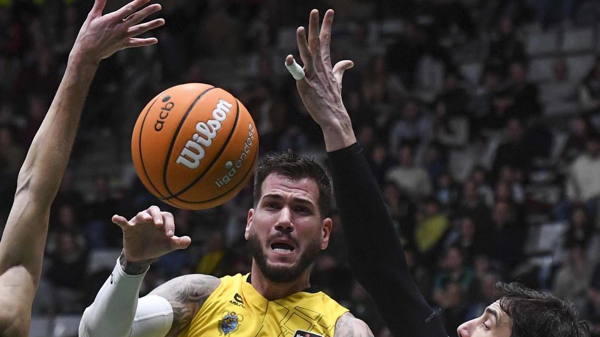 Fran Guerra trata de pasar el balón en el partido del Canarias ante el Joventut.