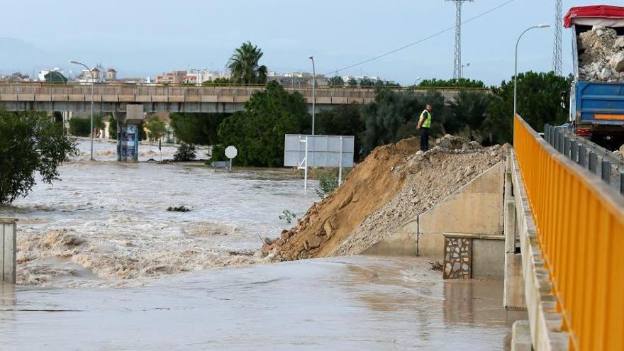 Almoradí queda aislado tras la rotura en la mota del río Segura que ha anegado los accesos a la localidad