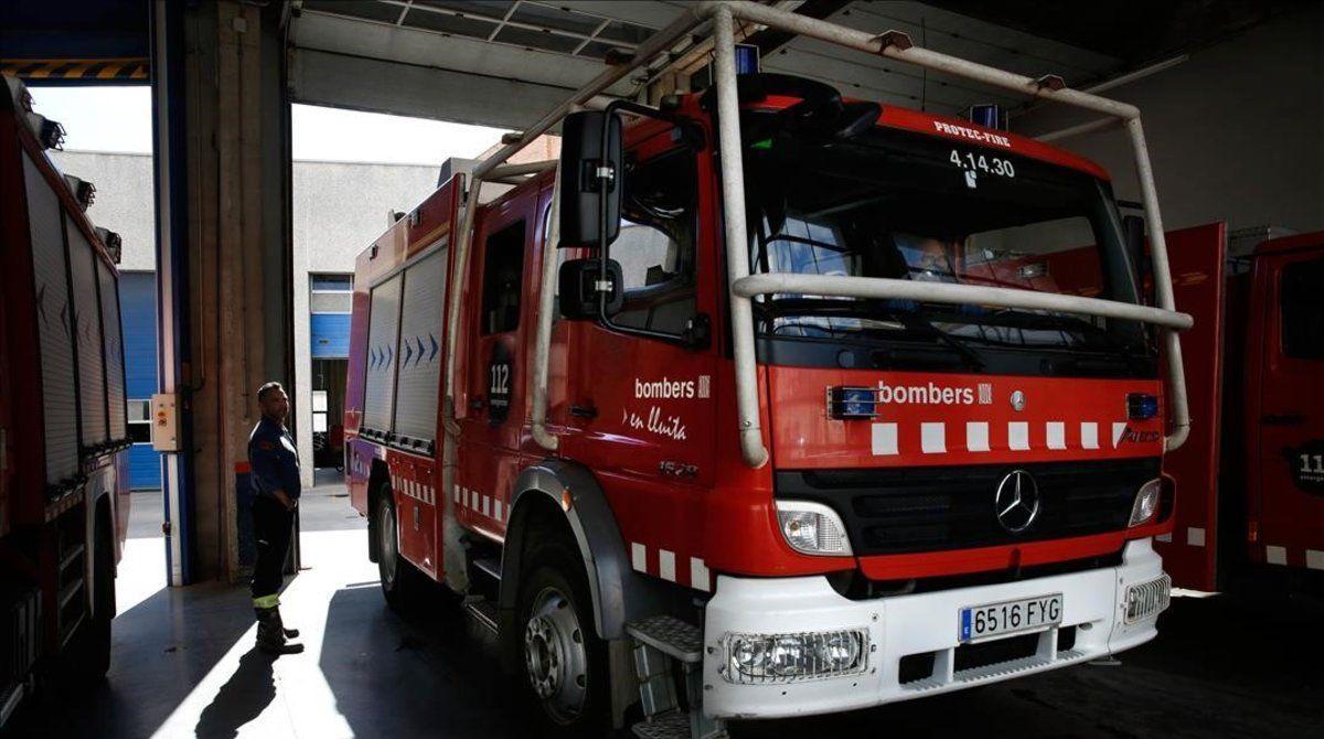 Un incendi en una nau abandonada de Terrassa mobilitza 14 dotacions de Bombers