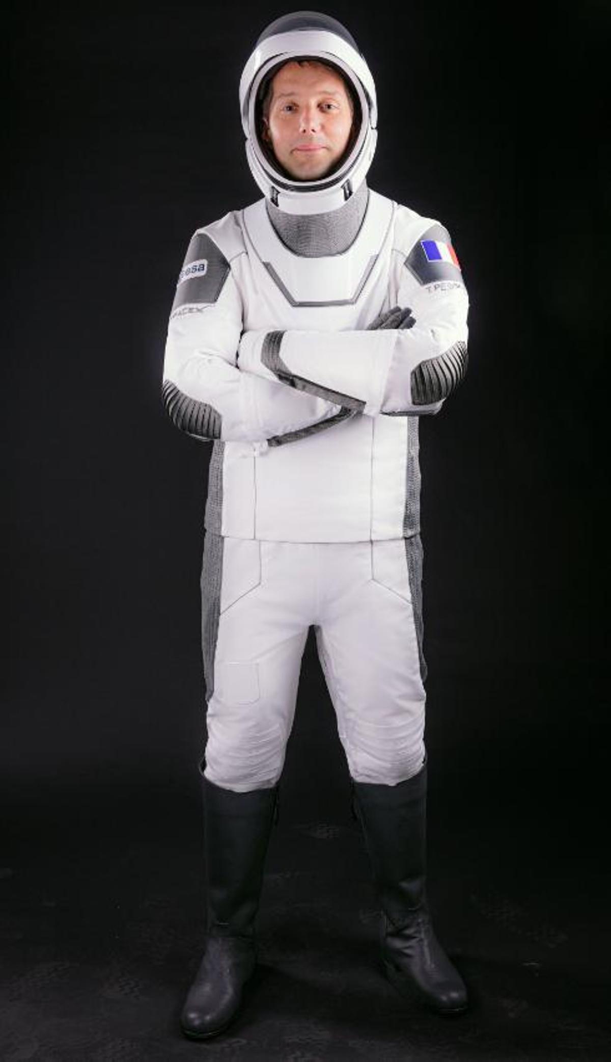 El astronauta Thomas Pesquet con el traje de SpaceX.
