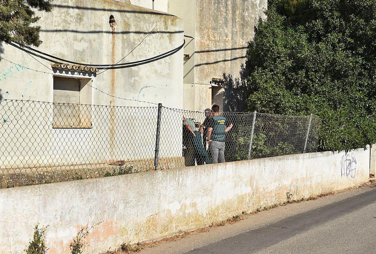 La Guardia Civil inspecciona uno de los pozos de la vivienda, ayer. | C.PI