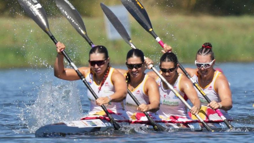 El K-4 medallista, con Yaiza Novo de marca y Carla Corral de «cuatro». | RFEP