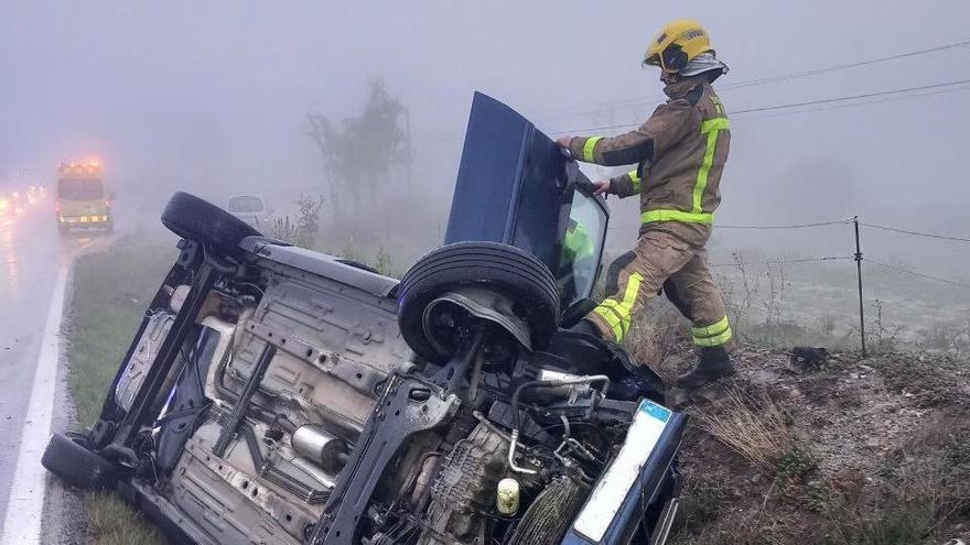 Un dels cotxes implicats en l'accident, bolcat a l'N-141c