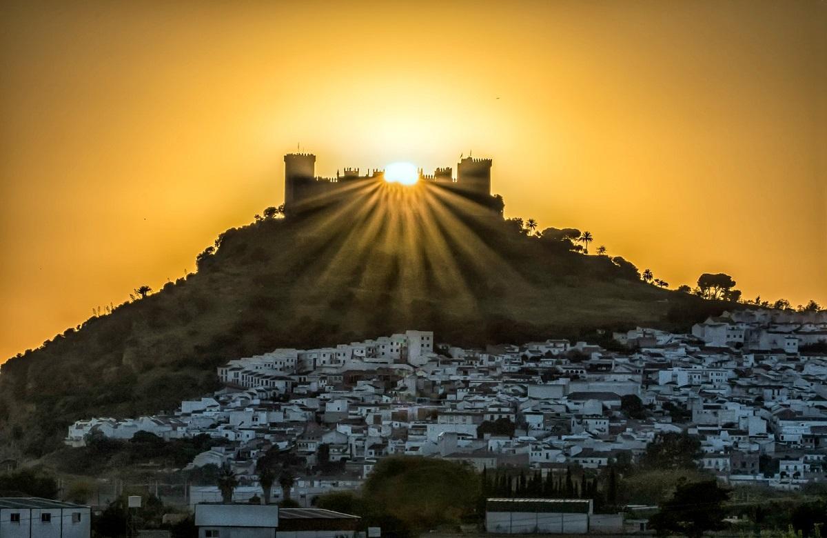 Vista aérea del atardecer sobre el Castillo de Almodóvar.