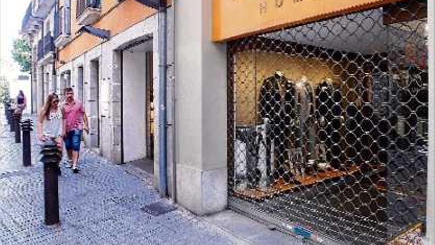 Moltes botigues tancades i poca gent al centre de Girona.