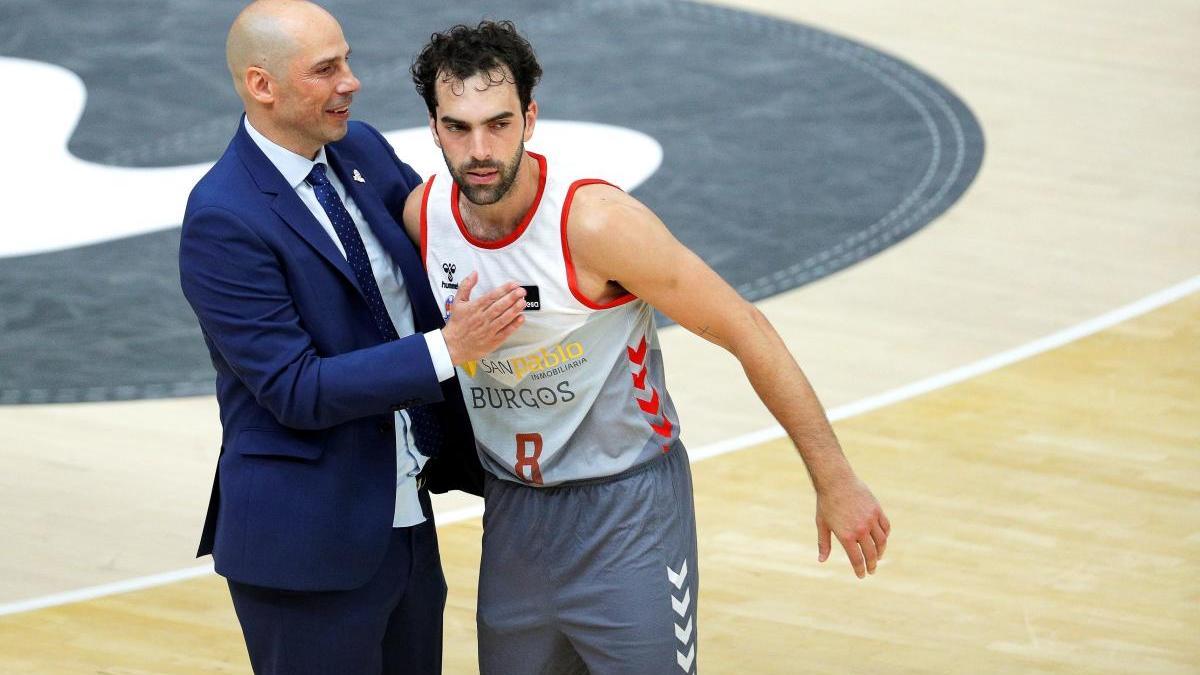 El entrenador del San Pablo Burgos, Joan Peñarroya, y el brasileño Vitor Benite.