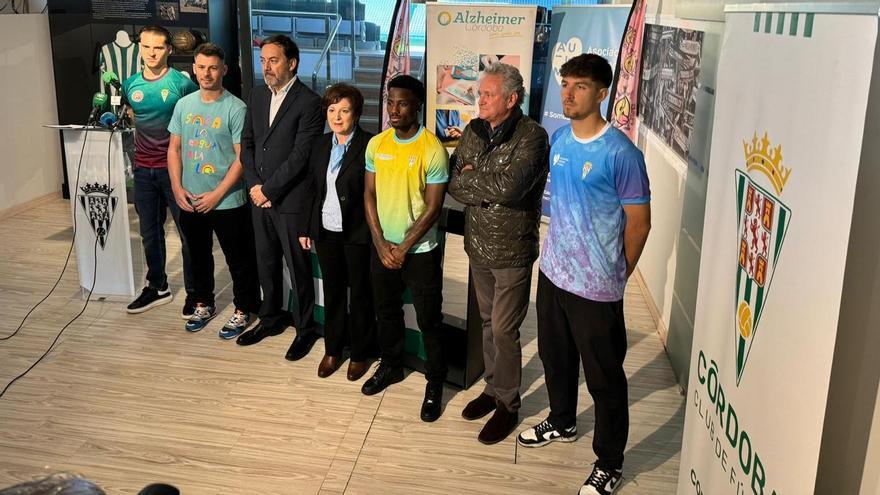 Un momento del acto de presentación de las camisetas solidarias del Córdoba CF, este martes, en El Arcángel.